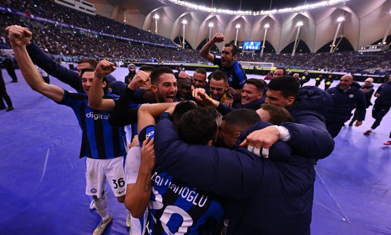 احتفال لاعبي إنتر ميلان بالهدف في مواجهة ميلان