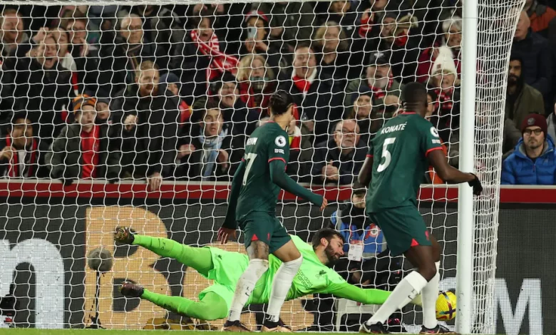 لحظة تسجيل هدف برينتفورد الأول أمام ليفربول