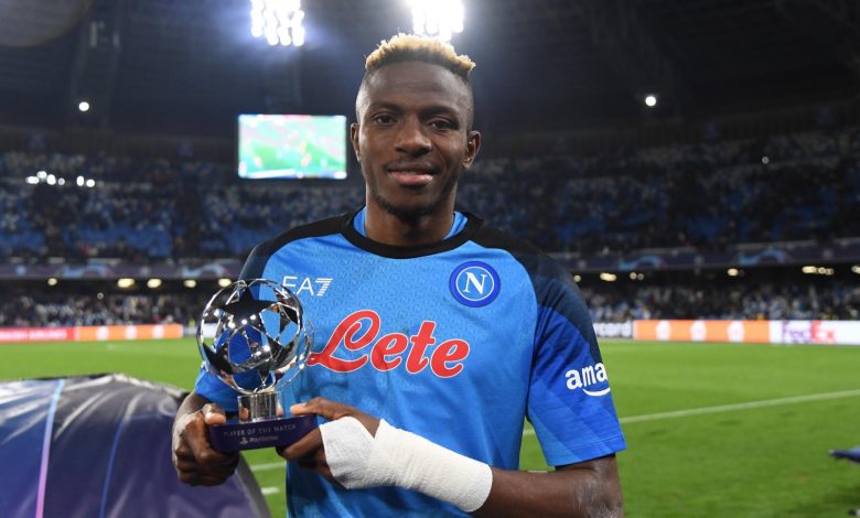 فيكتور أوسيمين مع جائزة رجل مباراة نابولي وآينتراخت فرانكفورت - دوري أبطال أوروبا